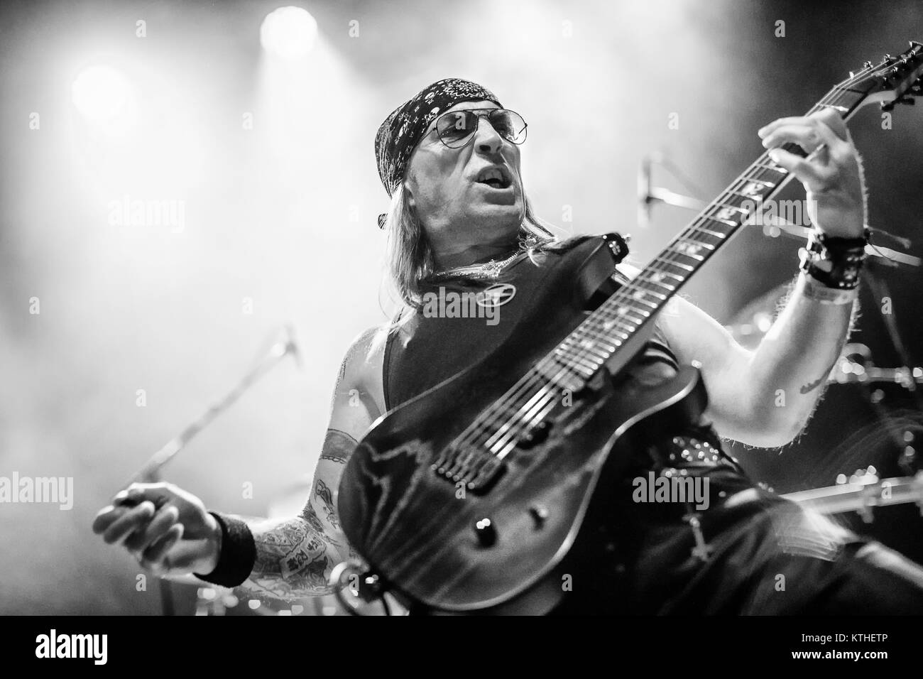 La banda de heavy metal británico Venom Inc realiza un concierto en vivo en el Rockefeller durante el festival de heavy metal noruego Inferno Metal Festival 2017 en Oslo. Aquí el guitarrista Jeffrey 'Mantas' Dunn es visto en vivo en el escenario. Noruega, 13/04 2017. Foto de stock