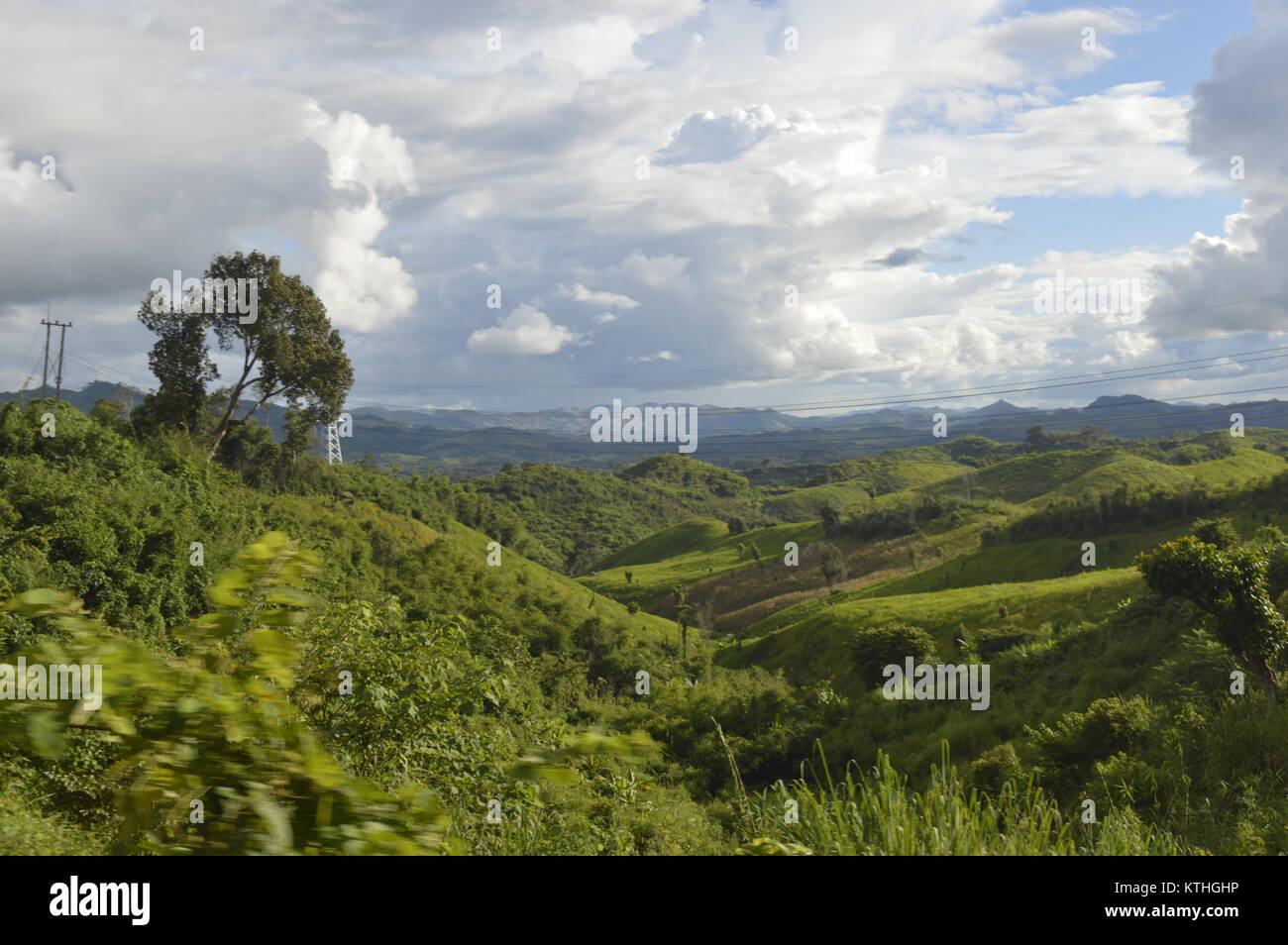 Hermoso paisaje de montaña verde con árboles y cielo nublado en Laos - Asia Foto de stock