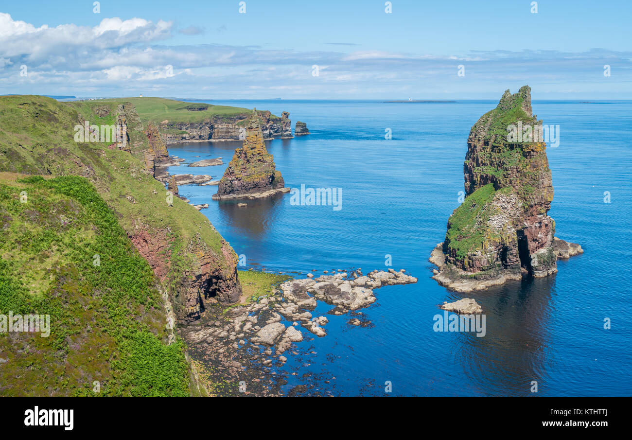 Los acantilados y las pilas de Duncansby Head, Caithness, Escocia. Foto de stock