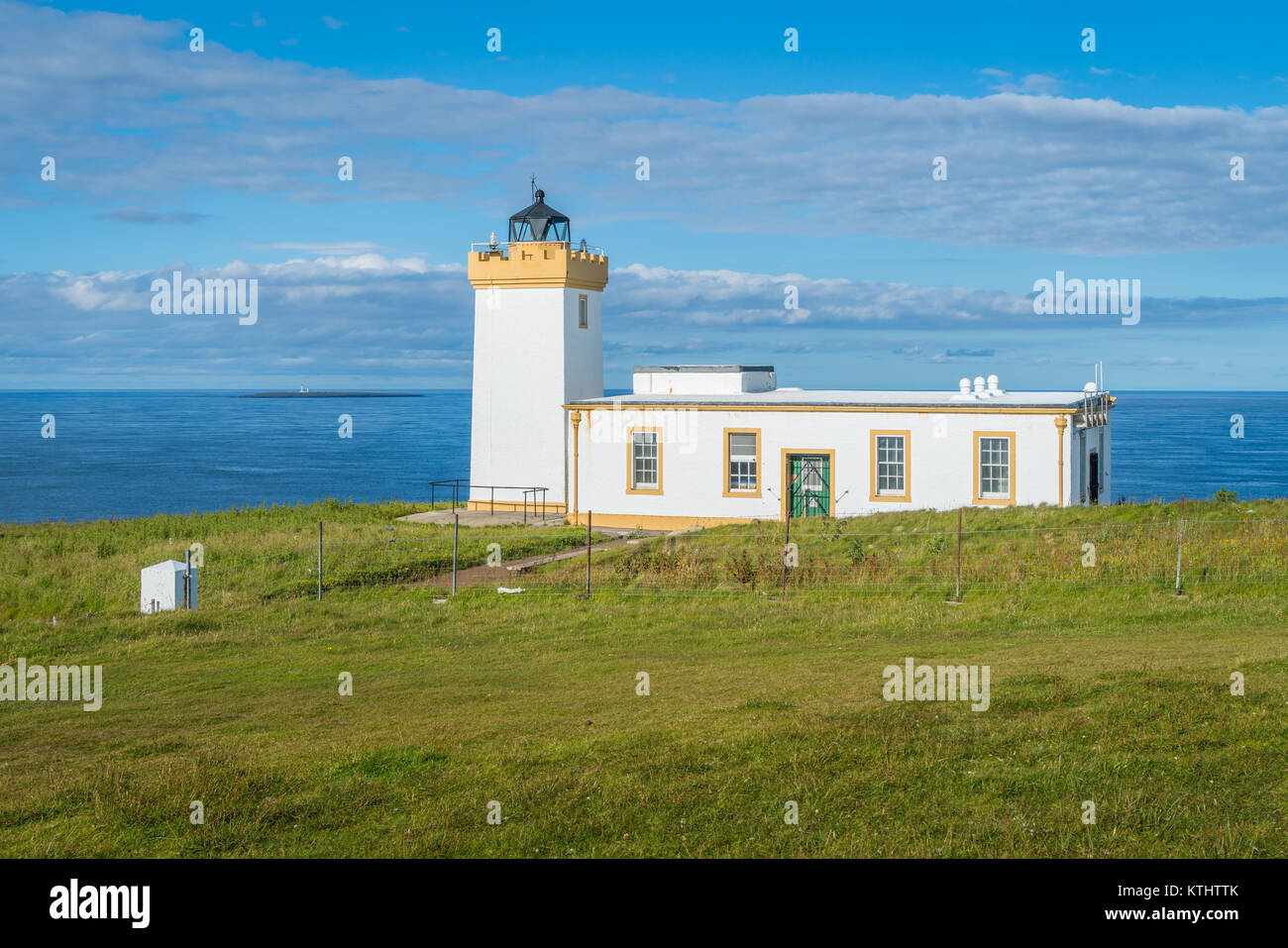 Duncansby Head faro en un día soleado, Caithness, Escocia. Foto de stock