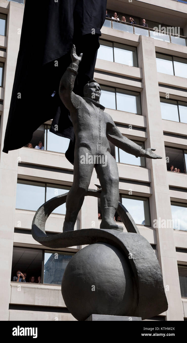 Una estatua de Yuri Gagarin, el primer hombre en el espacio, se reveló hoy fuera del British Council de Londres HQ en el Mall para conmemorar el 50º aniversario del primer vuelo espacial tripulado. Hoy, 14 de julio de 2011, exactamente 50 años después del día en que Gagarin se reunió la Reina como parte de su visita al Reino Unido en 1961. La inauguración de la estatua fue llevada a cabo por el cosmonauta de la hija Elena Gagarina, ahora director de los museos del Kremlin en Moscú y su Alteza Real el Príncipe Michael de Kent. La estatua será instalada en el centro comercial durante un período de 12 meses. Foto de stock