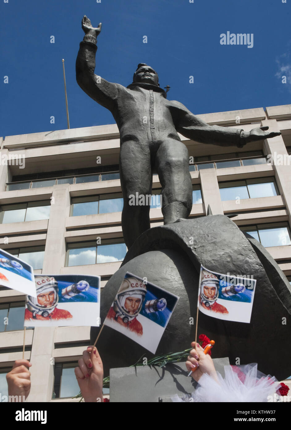 Una estatua de Yuri Gagarin, el primer hombre en el espacio, se reveló hoy fuera del British Council de Londres HQ en el Mall para conmemorar el 50º aniversario del primer vuelo espacial tripulado. Hoy, 14 de julio de 2011, exactamente 50 años después del día en que Gagarin se reunió la Reina como parte de su visita al Reino Unido en 1961. La inauguración de la estatua fue llevada a cabo por el cosmonauta de la hija Elena Gagarina, ahora director de los museos del Kremlin en Moscú y su Alteza Real el Príncipe Michael de Kent. La estatua será instalada en el centro comercial durante un período de 12 meses. Foto de stock