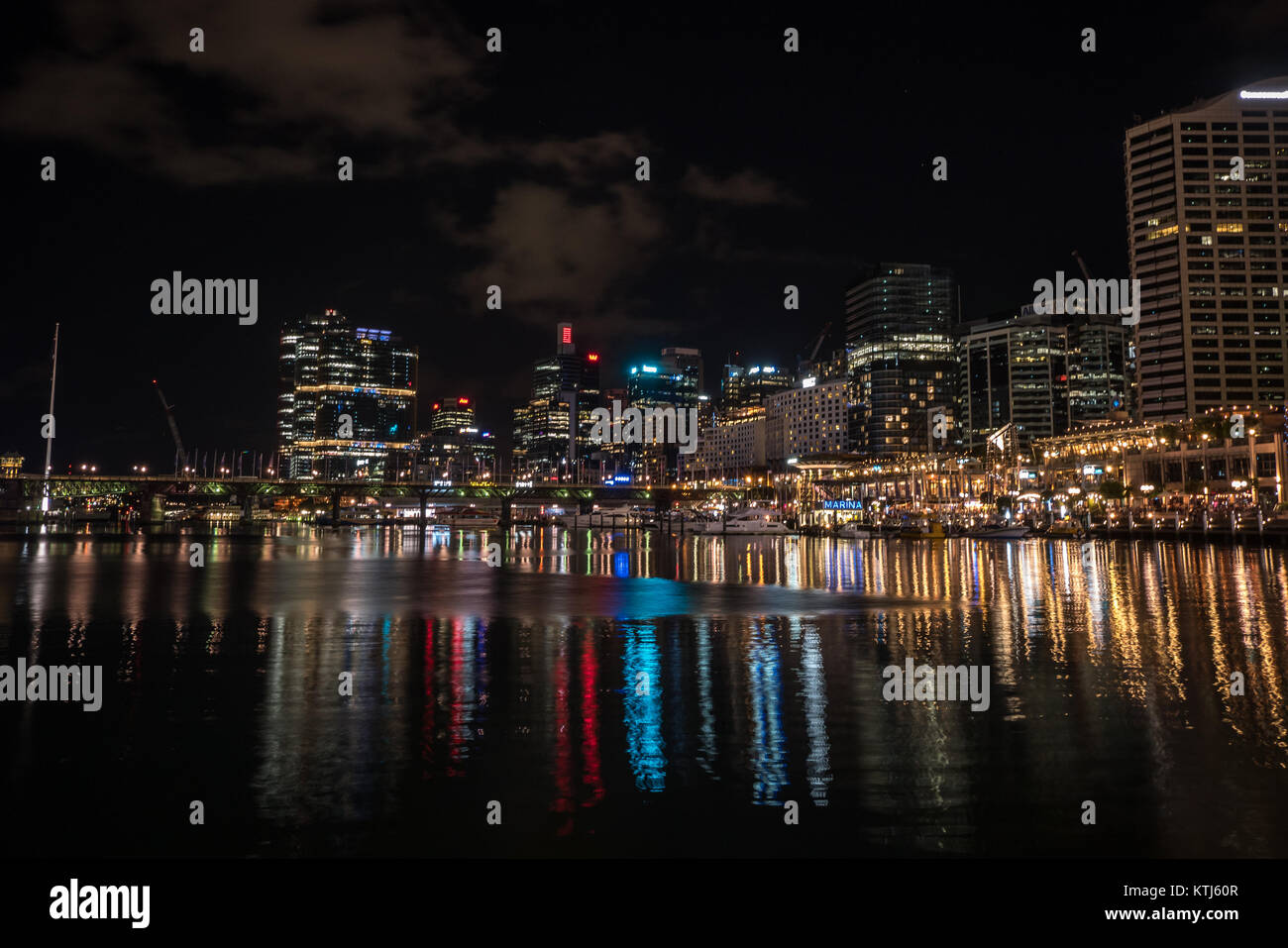 Sydney darling harbour en la noche Foto de stock