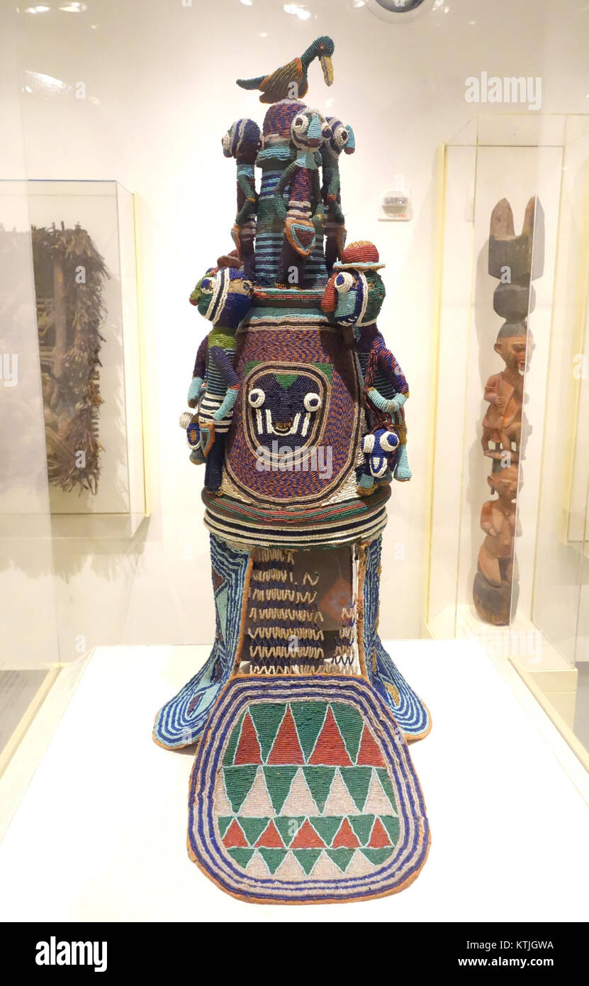 Corona biselado (ADE) de Onijagbo Obasoro Alowolodu, Ogoga de Ikere, reinó de 1890 1928, Yoruba, Ikere, Osun State, Nigeria, a finales del siglo xix, cestería, abalorios, telas Museo de Brooklyn Brooklyn, NY DSC08538 Foto de stock
