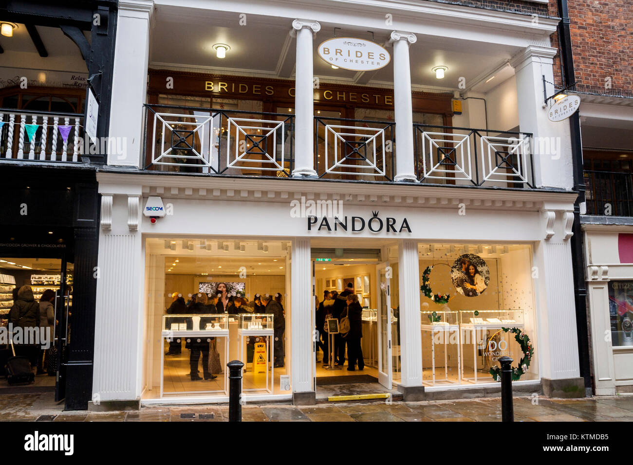 Pandora shop front fotografías e imágenes de alta resolución - Alamy