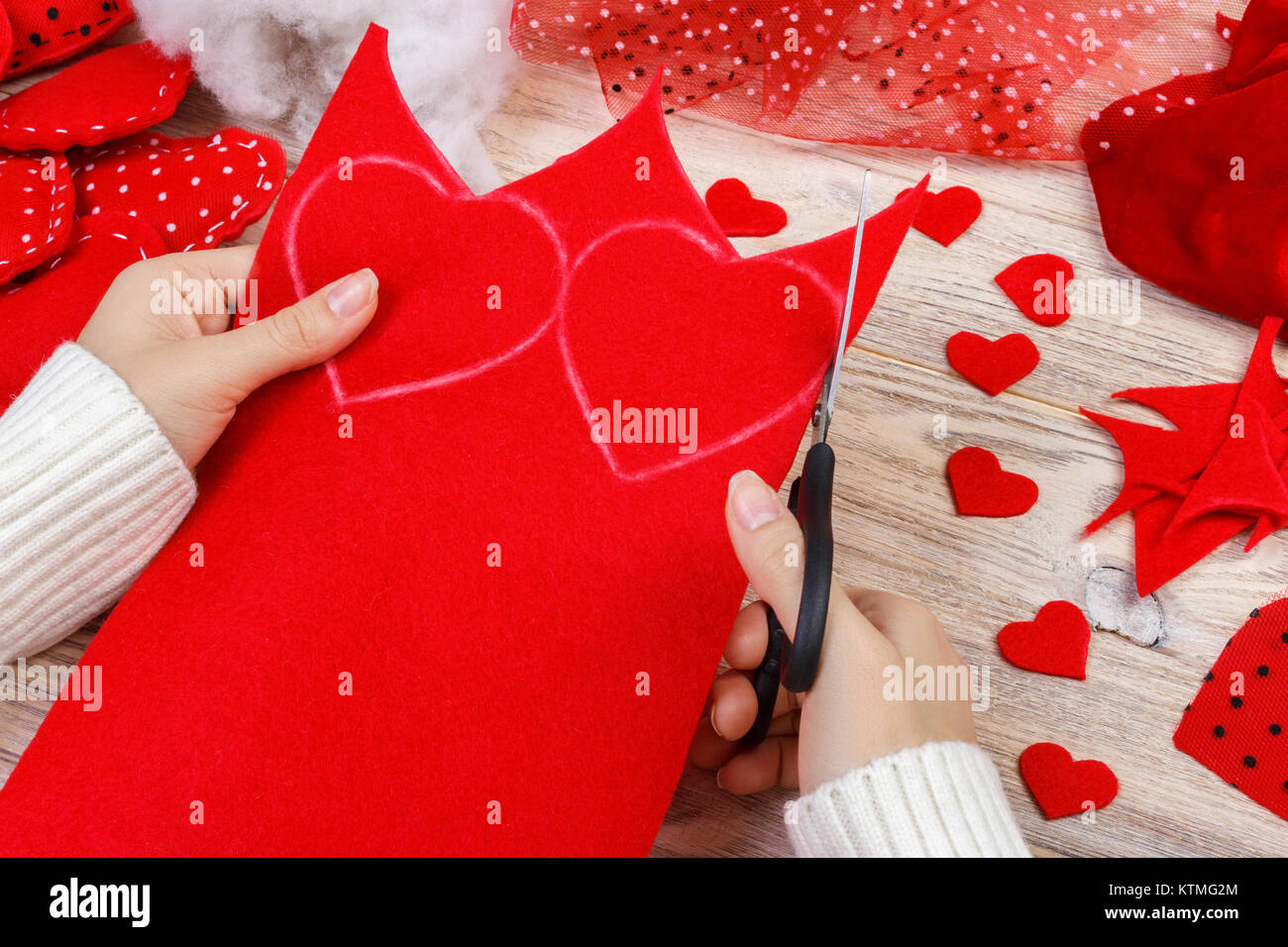 Día de San Valentín de fondo del álbum. Saludo regalos artesanales corazón  crear, cortar y pegar, herramientas de bricolaje en madera blanca. boda u  otras vacaciones decoratio Fotografía de stock - Alamy