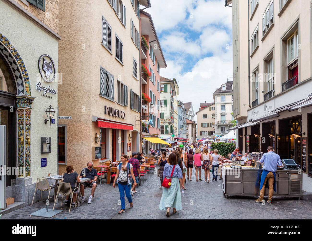 Las tiendas y cafeterías de Niederdorfstrasse en el histórico distrito de Niederdorf, Zurich, Suiza Foto de stock