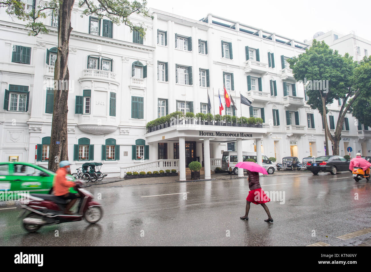 Metropole Hotel en Hanoi en un día lluvioso en febrero. Este legendario hotel construido en estilo colonial francés el hotel abrió sus puertas en 1901. Foto de stock