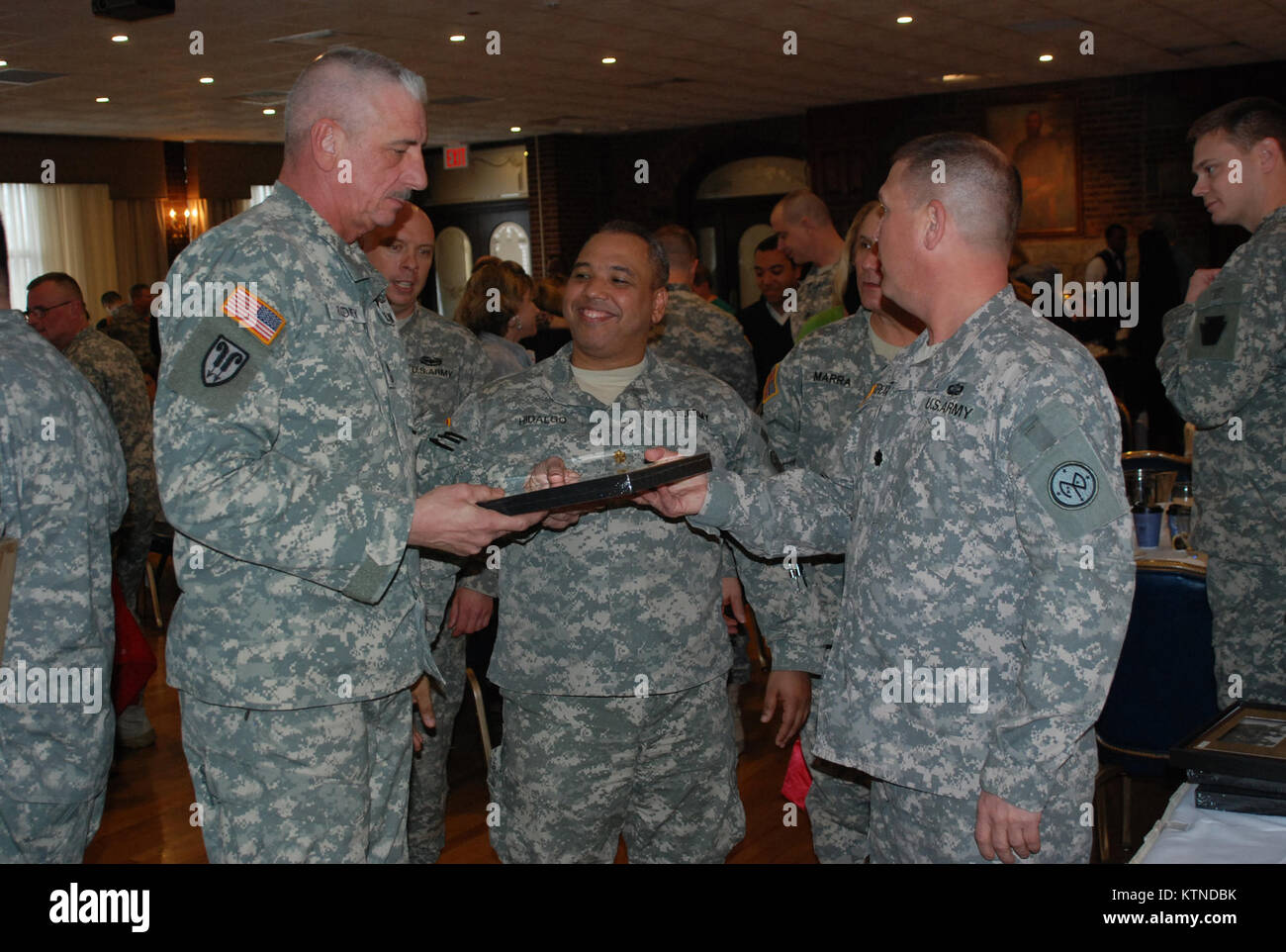 NEW YORK - New York El Teniente Coronel de la Guardia Nacional del Ejército Brian DeReamer, derecha, presenta elementos de reconocimiento de cinta amarilla a soldados de la 174ª Estabilidad Equipo de Transición durante su libertad Salute ceremonia aquí el 16 de marzo en Fort Hamilton para reconocer los logros del equipo y el apoyo de sus familias. El equipo desplegado en Afganistán en 2012. Los soldados también recibieron sus premios de implementación, incluyendo la Medalla de la Campaña Afgana de la ISAF y la OTAN Medalla por su servicio en uno de los ocho equipos que operan a través de Afganistán, proporcionando capacitación y adiestramiento a las fuerzas de seguridad afganas. Phot del Ejército de EE.UU. Foto de stock