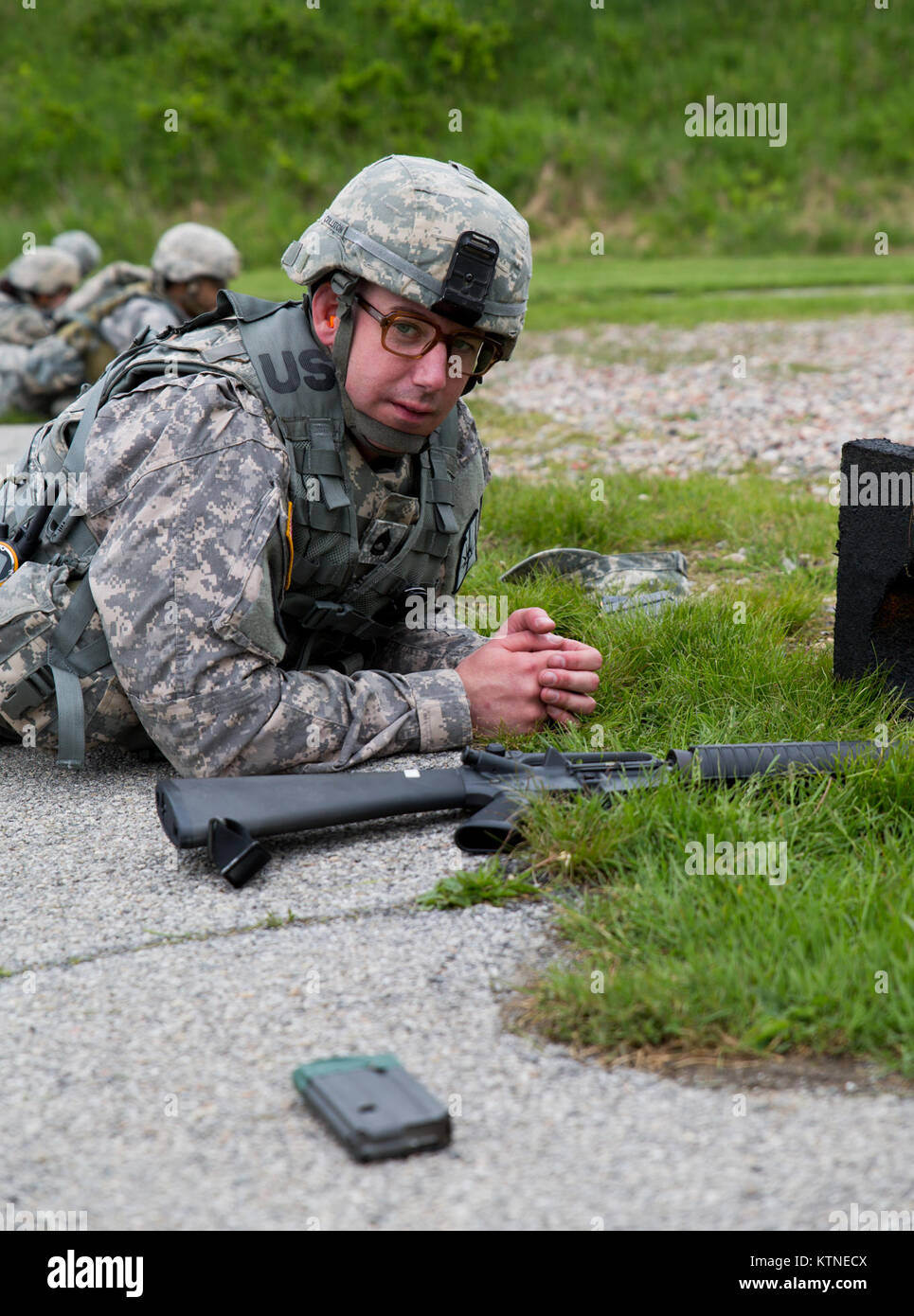 Soldados de la Guardia Nacional que compiten por el mejor guerrero 2013 competencia en Camp Smith, N.Y., el 15 de mayo de 2013. (Foto por NYARNG Spc. Harley Jelis) Foto de stock