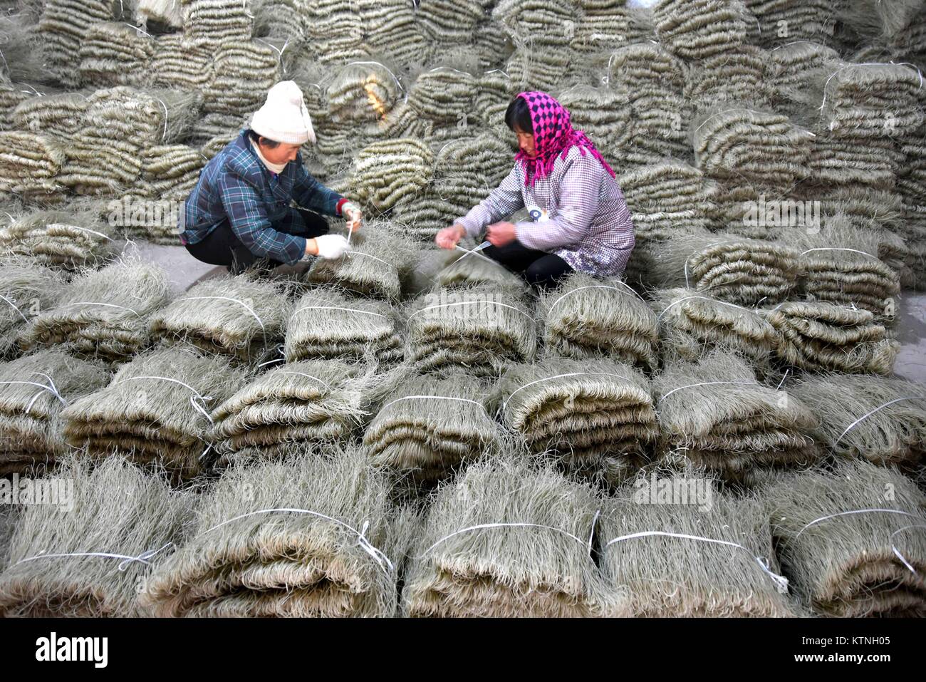 Zibo, provincia de Shandong, China. 26 dic, 2017. Las mujeres envalar vermicelli en la aldea de Quanziguanzhuang Yiyuan County, provincia de Shandong, en el este de China, el 26 de diciembre, 2017. Como el Año Nuevo se aproxima, handmade vermicelli aquí ha entrado en su temporada de venta. Crédito: Zhao Dongshan/Xinhua/Alamy Live News Foto de stock