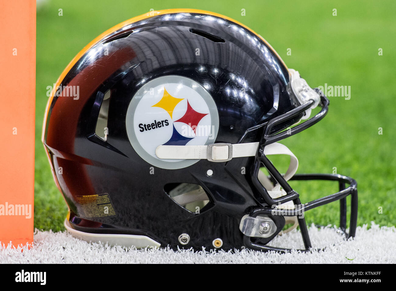 Houston, TX, EE.UU. 25 dic, 2017. Un casco de Pittsburgh Steelers se  asienta en el campo antes de un juego de fútbol americano de la NFL entre  los Houston Texans y los