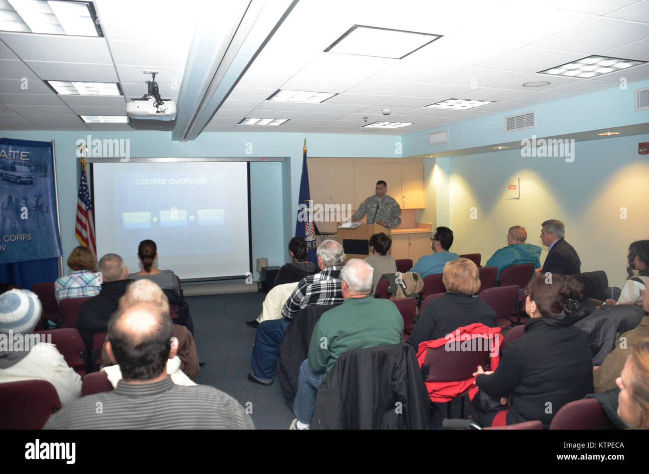 Island Park (Condado de Nassau) NY - El 4 de diciembre Nueva York Oficiales de la Guardia Nacional del Ejército Rafael Castillio CPT, y CPT Totter condujo un programa de formación del cuerpo de la preparación ciudadana sesiones en la biblioteca pública de Parque Isla .El programa brindó a los ciudadanos el conocimiento y las herramientas necesarias para prepararse para las emergencias y los desastres, en consecuencia, responder y recuperarse lo más rápidamente posible a la pre-condiciones de desastre. El programa, diseñado por el Estado de Nueva York División de la seguridad nacional y los servicios de emergencia (DHSES), cubre una amplia gama de temas de la preparación para casos de emergencia, como el desarrollo de un plan de emergencia familiar Foto de stock
