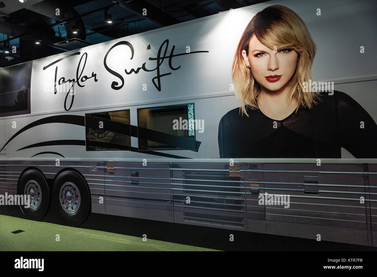 Taylor Swift tour bus exposición, Country Music Hall of Fame, Nashville, Tennessee, EE.UU. Foto de stock