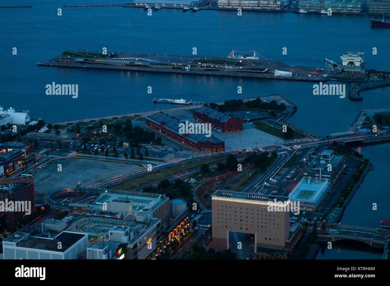Yokohama, Japón, 15 de junio de 2017; la histórica almacenes de ladrillos rojos en el Distrito Minato Mirai de Yokohama, Japón visto desde la plataforma de observación de Landmark Foto de stock