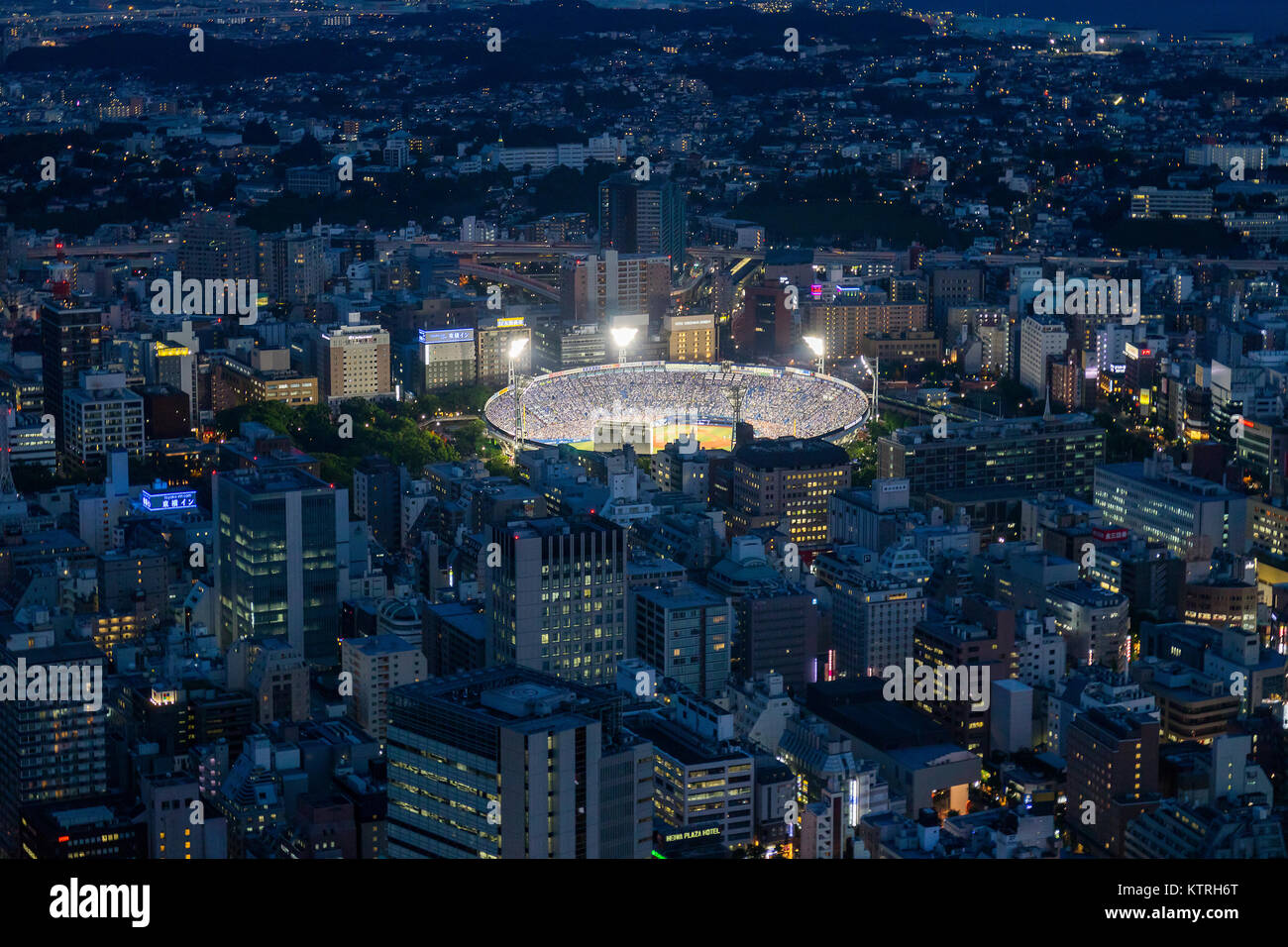 Yokohama, Japón, 15 de junio de 2017 ; Baseball Stadium de Yokohama vista desde la plataforma de observación de Landmark Tower en penumbra Foto de stock