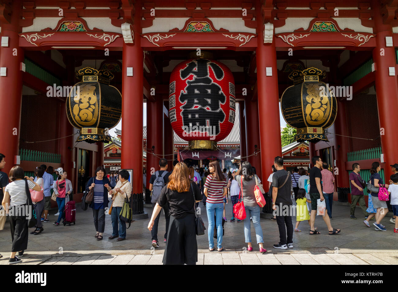 Tokio - Japón, 17 de junio de 2017; a los turistas en la era Edo Hozomon entrada de Sensoji, también conocido como el Templo de Asakusa Kannon, Asakusa Foto de stock