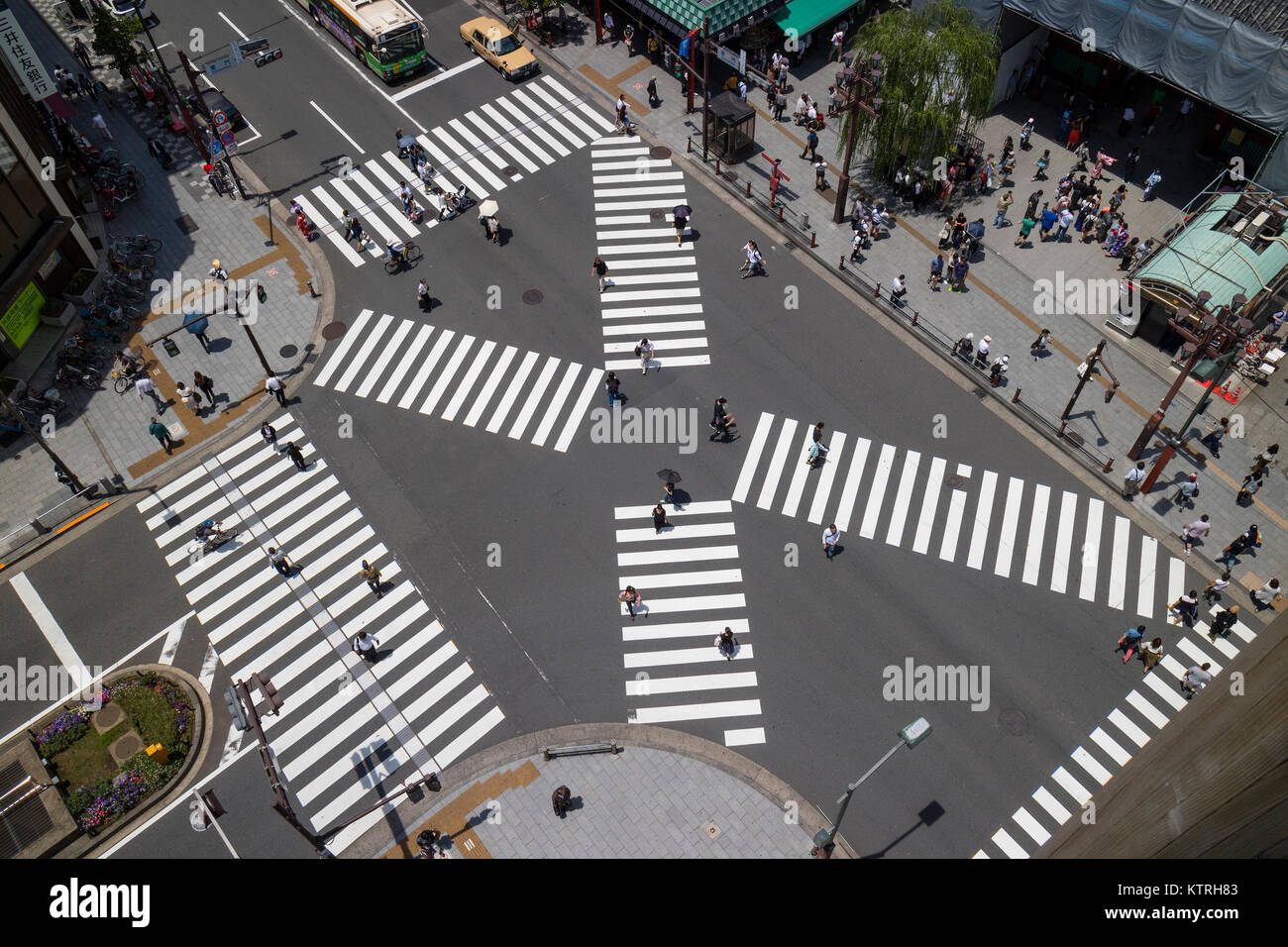 Tokio - Japón, 19 de junio de 2017: Vista aérea de personas que cruzan una intersección en Tokio, ciudad Sumida Foto de stock