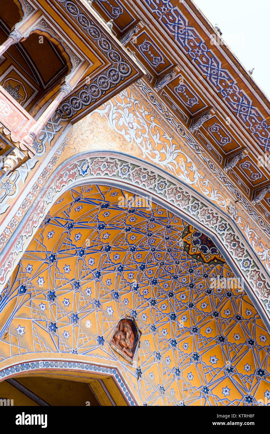 Gateway decorativos en la ciudad rosa de Jaipur, Rajasthan, India Foto de stock