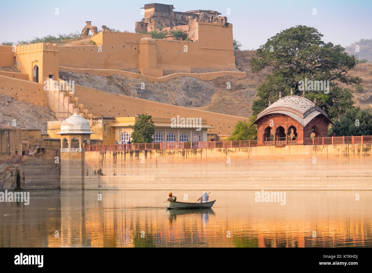 El lago de abajo Fuerte Amber, ( Fuerte Amer) , Jaipur, Rajasthan, India Foto de stock