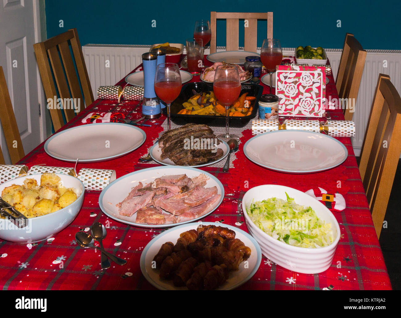 Mesa cargada de comida navideña fotografías e imágenes de alta resolución -  Alamy