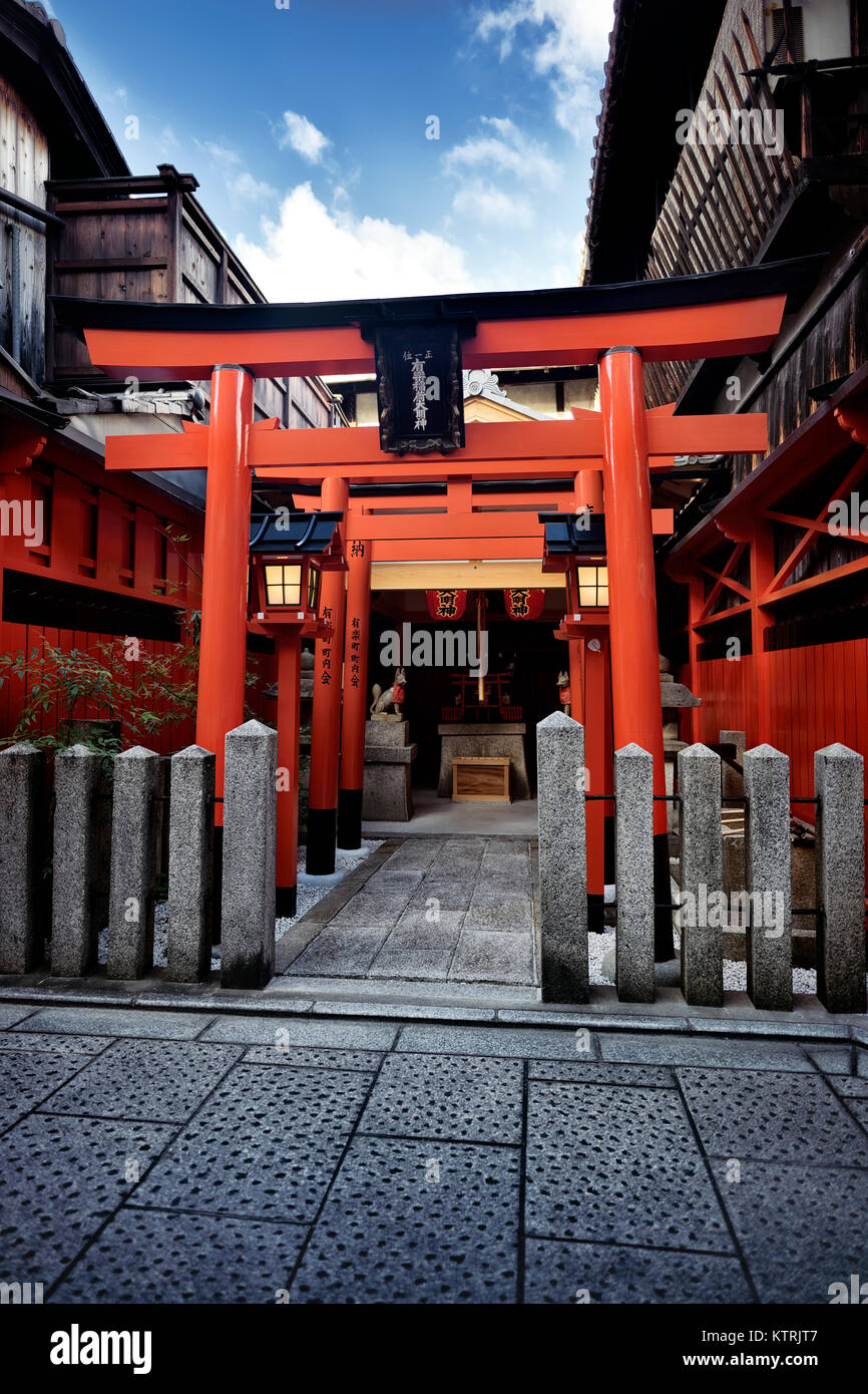 Orange Torii de un pequeño santuario sintoísta Inari en la calle en el distrito Gion, Kioto, Japón 2017 Foto de stock