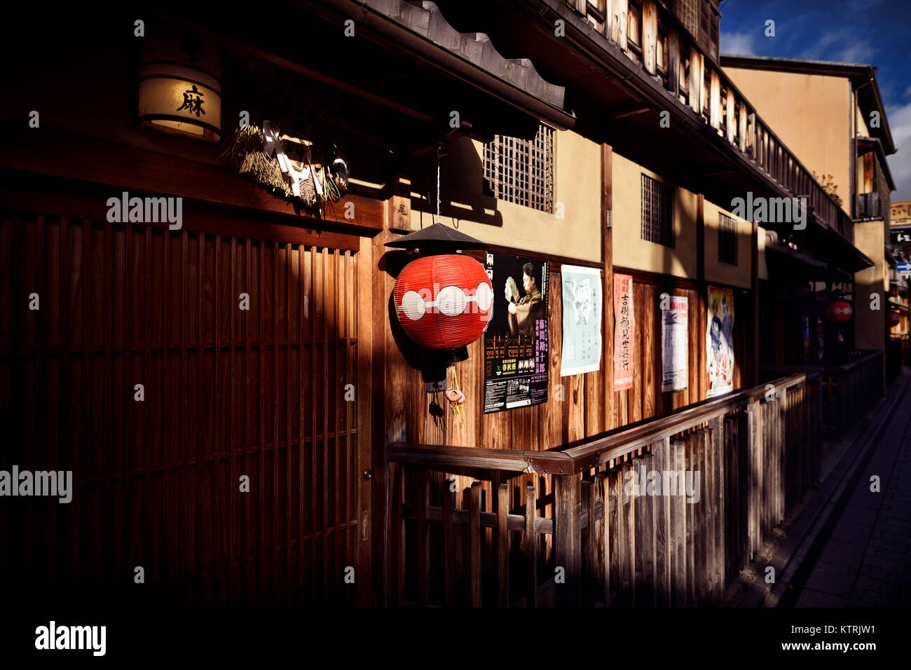 Casa de té tradicional japonés Tama con una linterna roja por la puerta de entrada. Hanamikoji Dori street en el distrito Gion en la luz de la mañana. Hanami-koji, Gi Foto de stock
