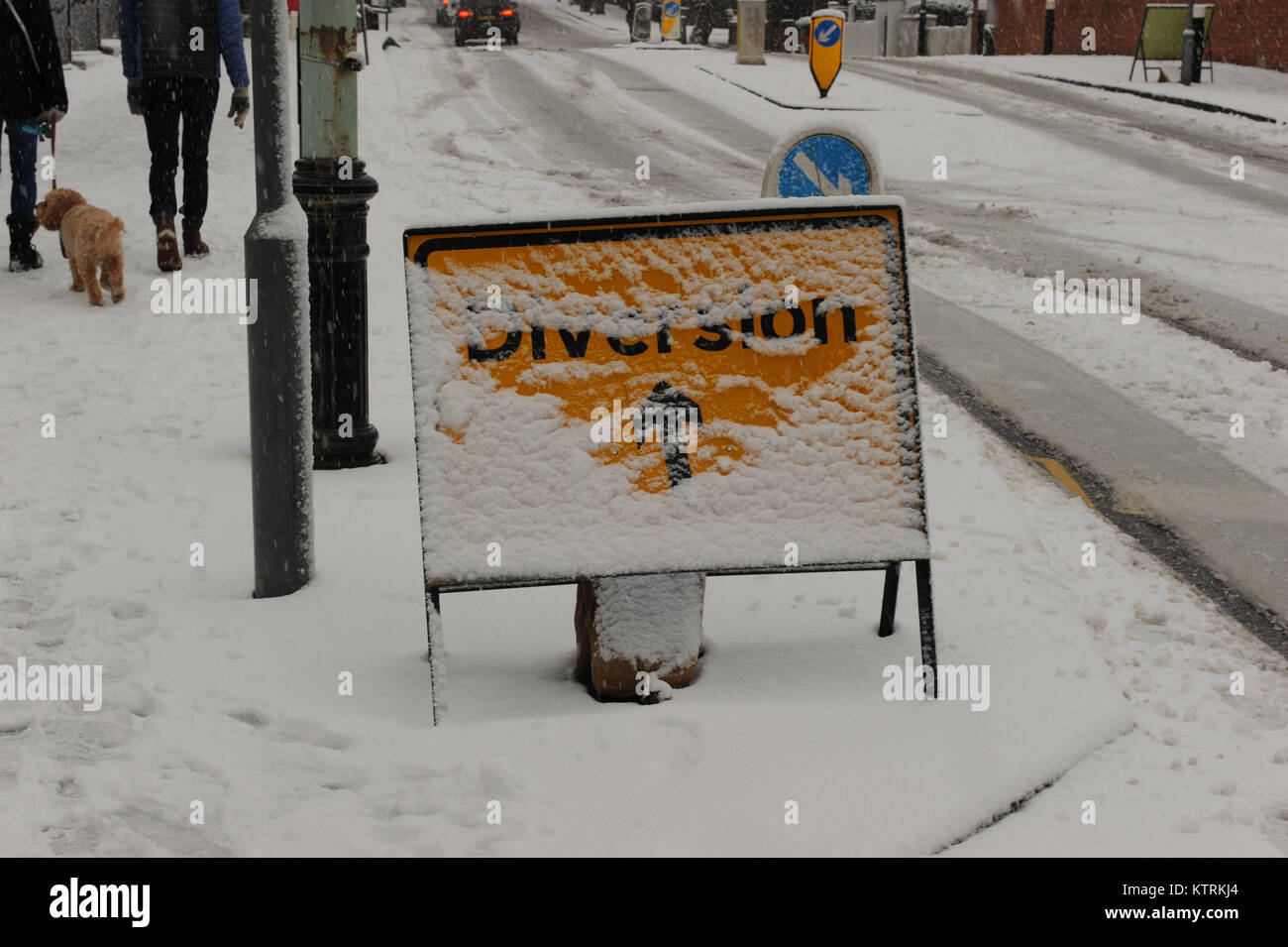 Una señal de carretera desvío cubierto de nieve de Muswell Hill Road en Londres el 10 de diciembre de 2017 Foto de stock