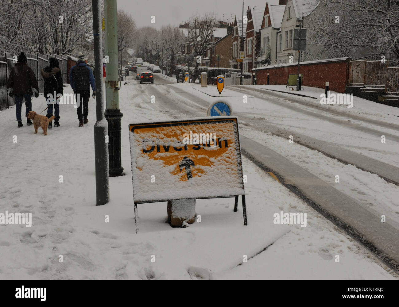 Una señal de carretera desvío cubierto de nieve de Muswell Hill Road en Londres el 10 de diciembre de 2017 Foto de stock