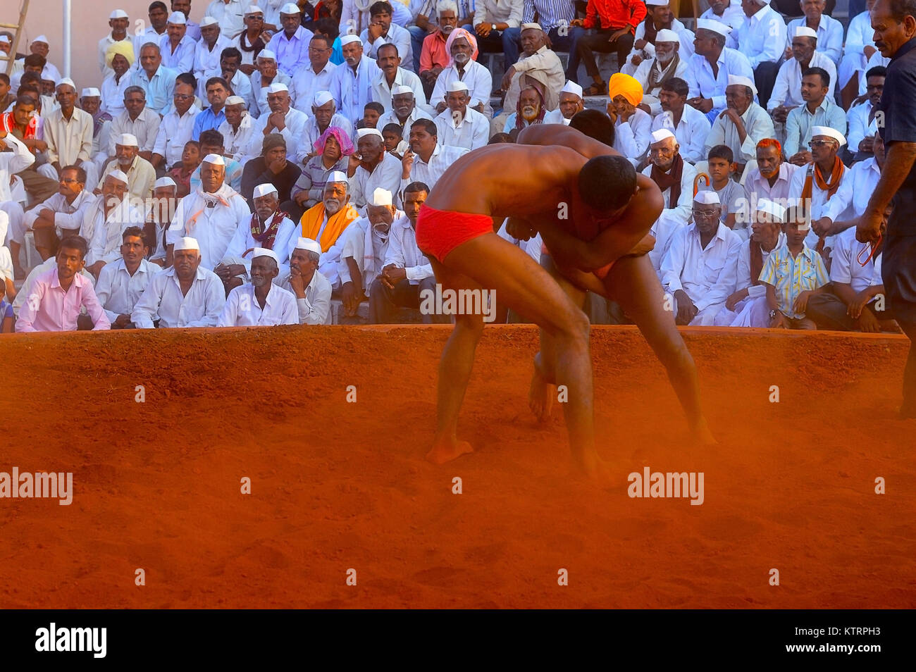 Tradicional (Kusti) competición de lucha en una aldea cerca de Shirur justo, Maharashtra Foto de stock