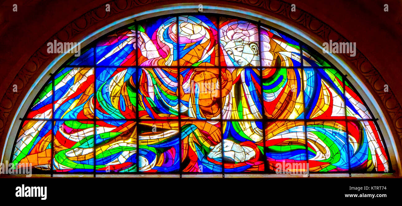 María Jesús Cristo Hombre vidrieras de la Basílica de la Virgen del Rosario de Fatima Portugal. Iglesia creado en el sitio donde los tres portugueses Pastor childre Foto de stock