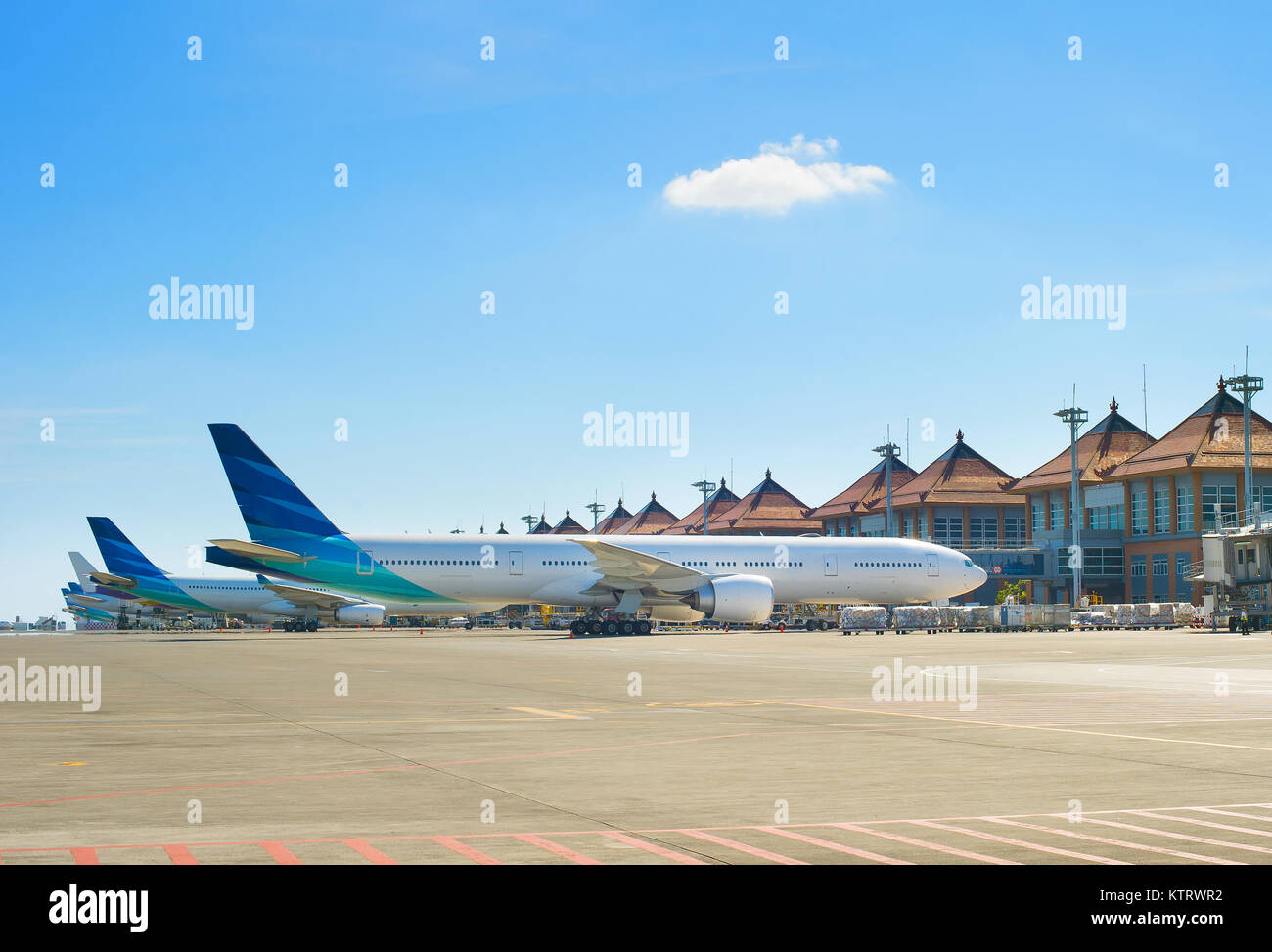 Los aviones en el aeropuerto de Bali . La isla de Bali, Indonesia Foto de stock