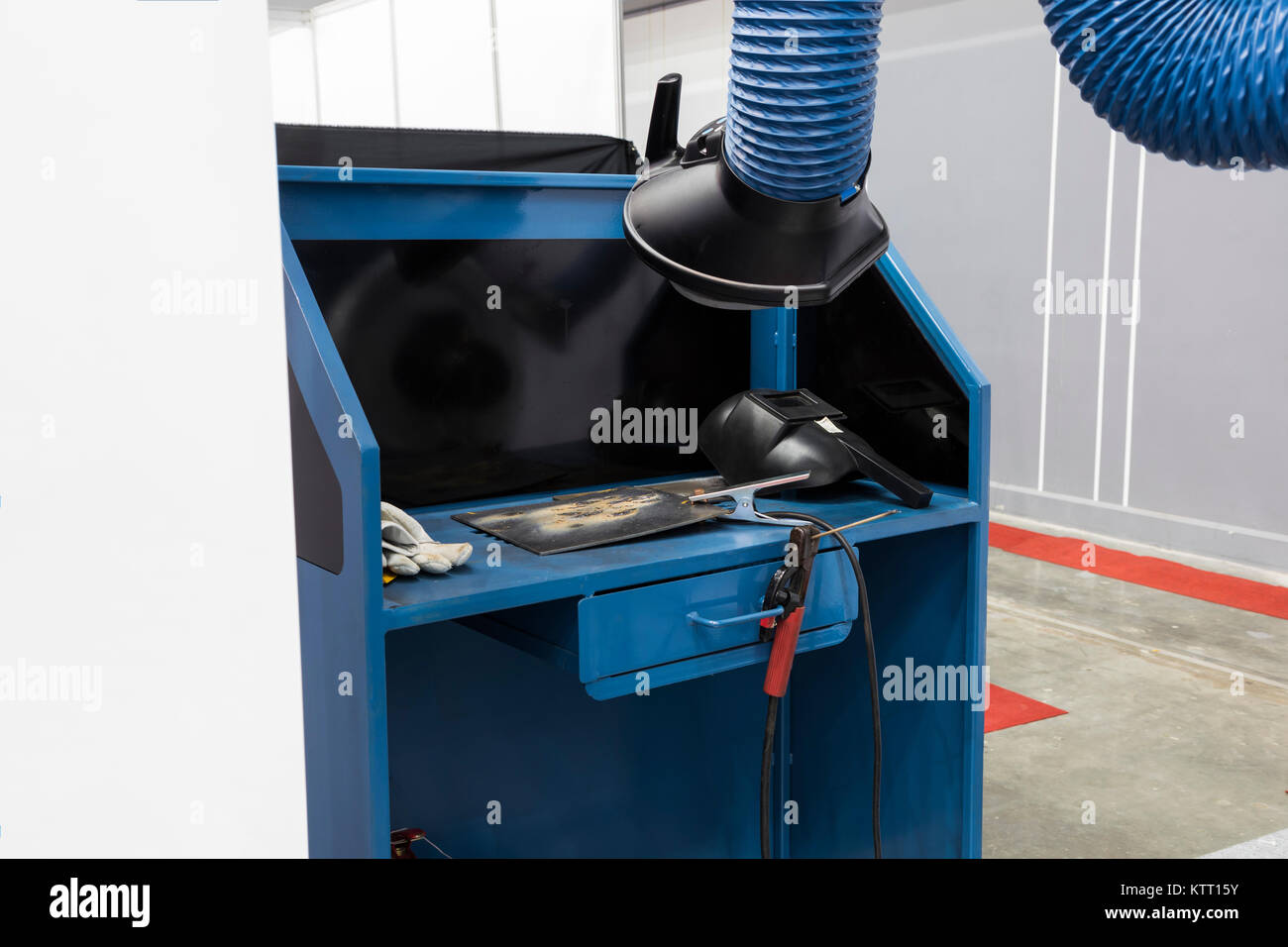 Equipos de soldadura industrial soldadura taller con extractor de polvo y  humos Fotografía de stock - Alamy
