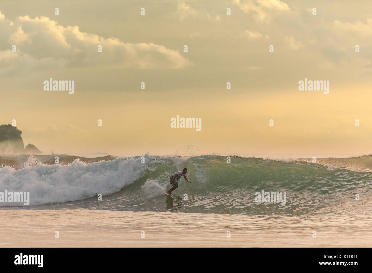 Surfer caballo big Green Wave en Padang Padang beach, Bali, Indonesia Foto de stock