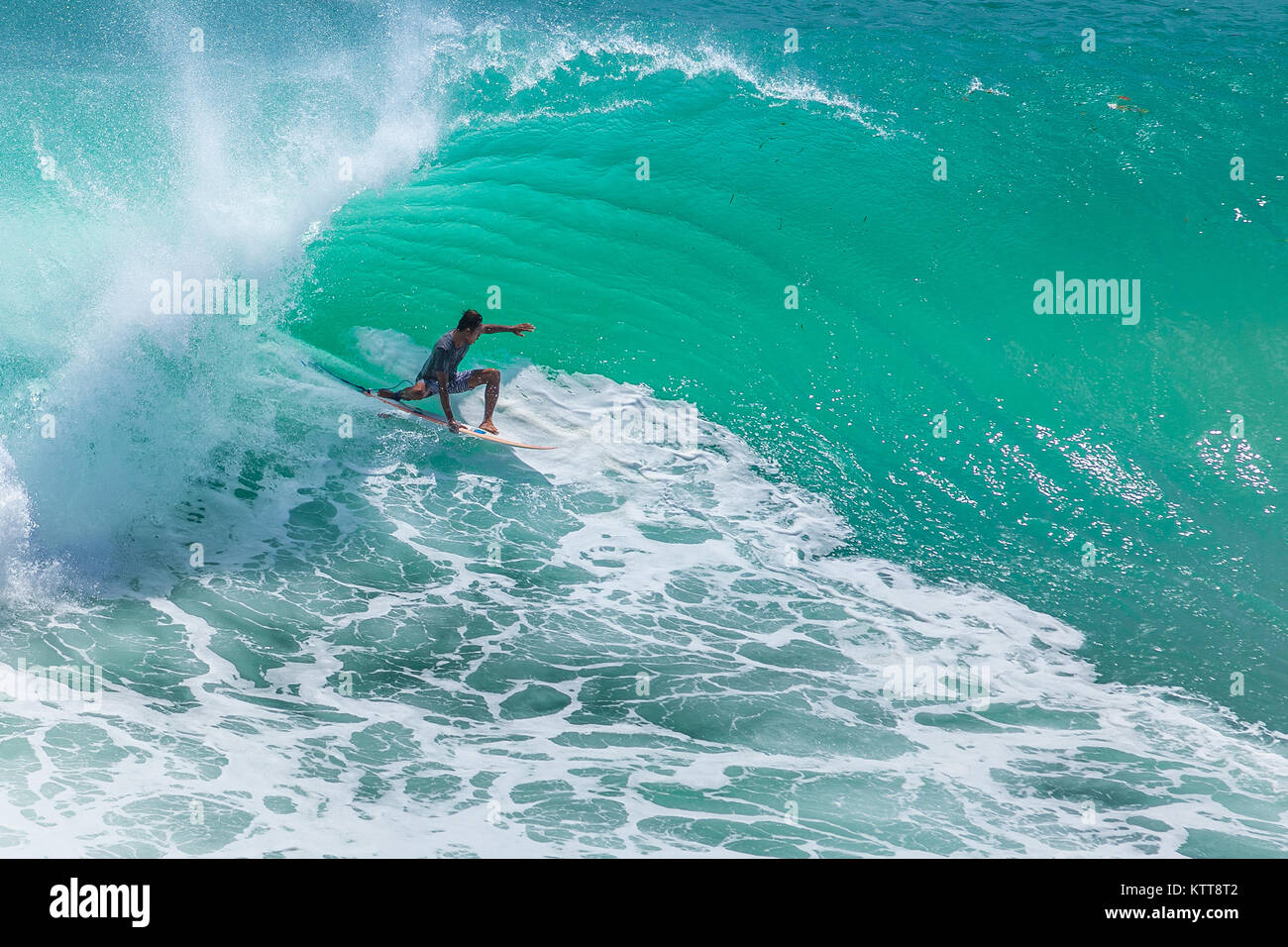 Surfer caballo big Green Wave en Padang Padang beach, Bali, Indonesia Foto de stock