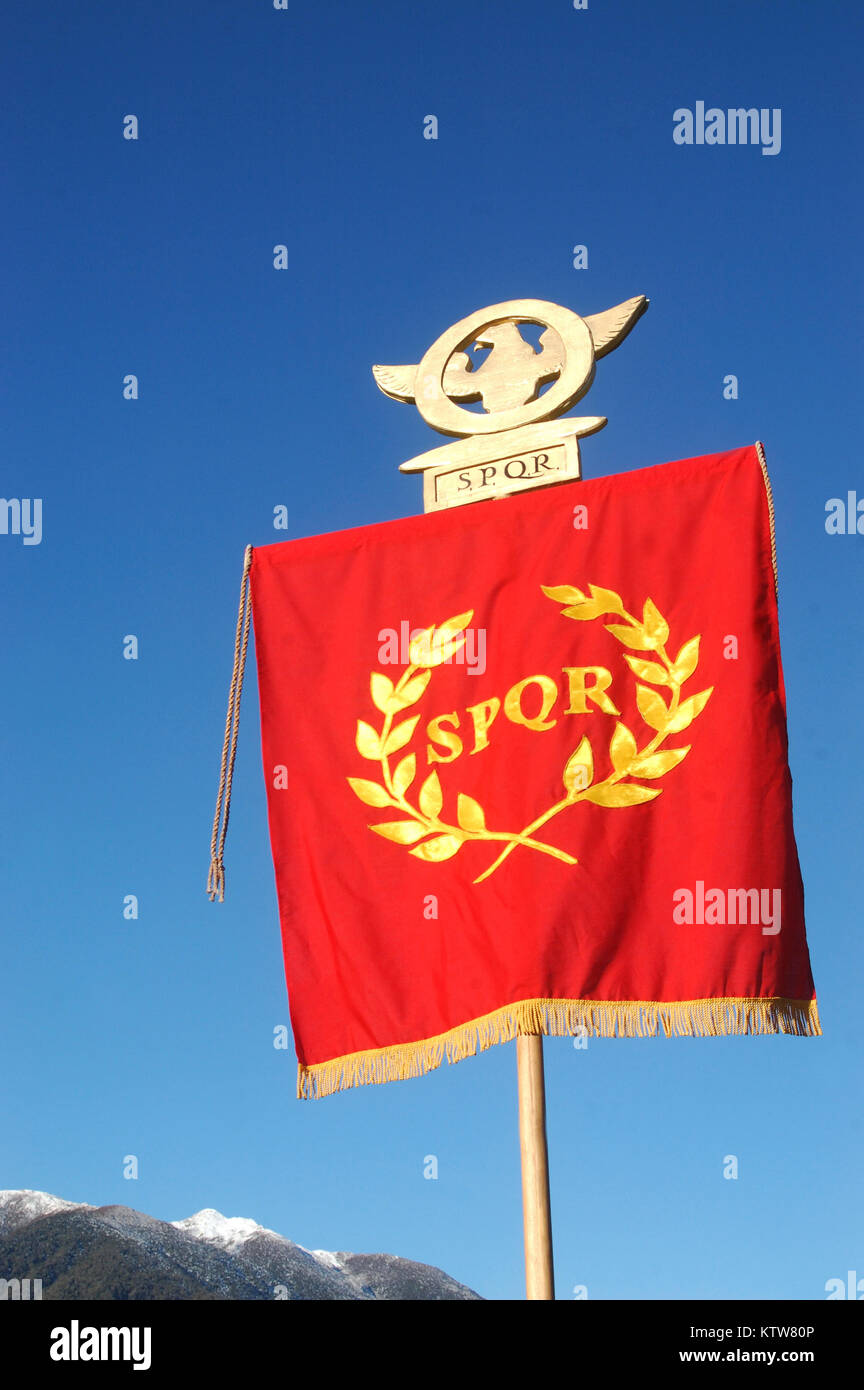 Visualización estándar romana SPQR, contra el cielo azul y los alpes Foto de stock