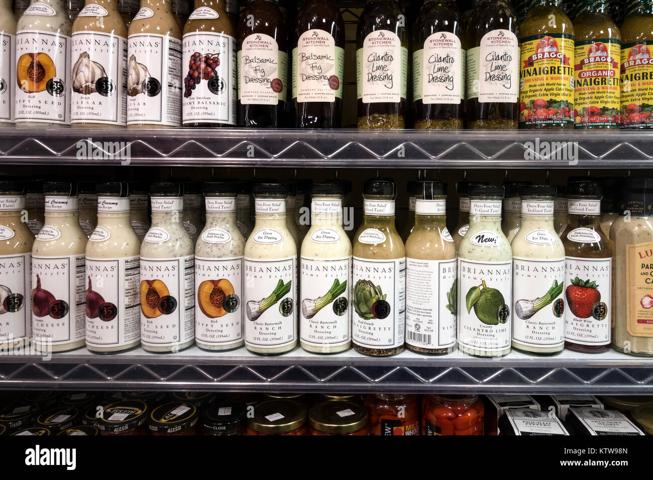 Supermercado visualización de aderezos en los estantes del supermercado Foto de stock