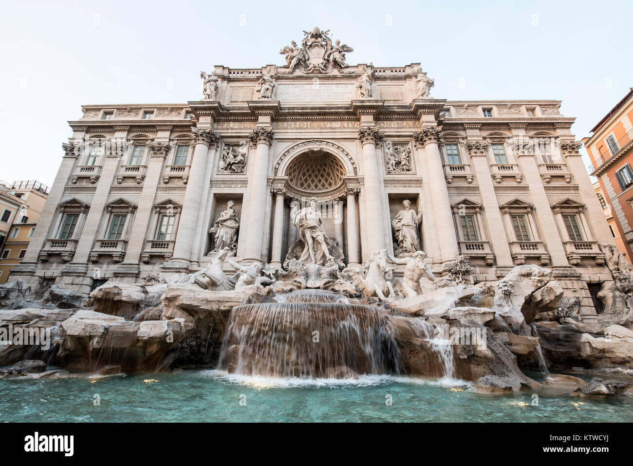 Fotografía en color de una vista frontal de la fuente de Trevi en Roma. Foto de stock