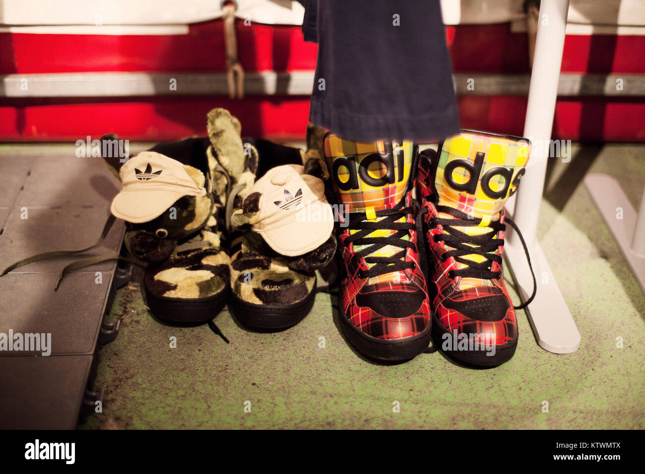 Piezas de diseño colaborativo Adidas Jeremy Scott adidas Originals desde el en la Semana de la moda de de 2013 Fotografía de stock - Alamy