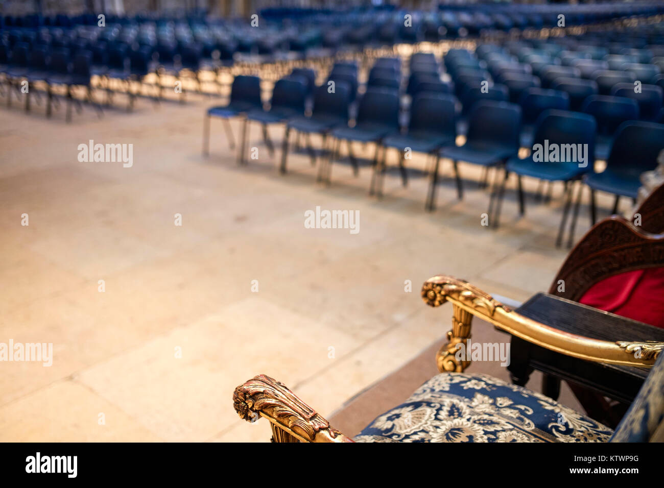 Filas de asientos en la Catedral de Lincoln Foto de stock