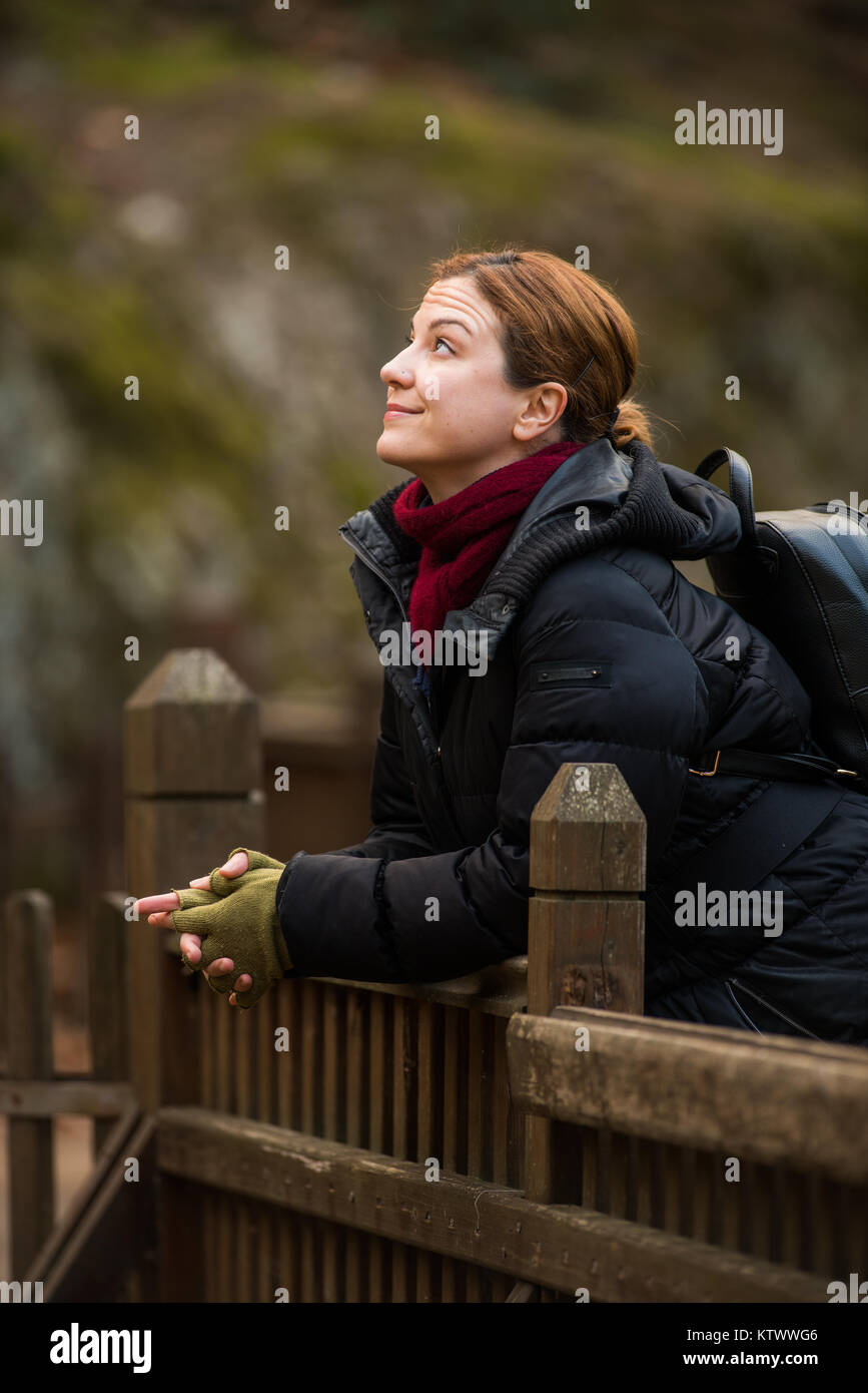 Mujer con una gran sonrisa, disparos al aire libre en el parque de invierno Foto de stock