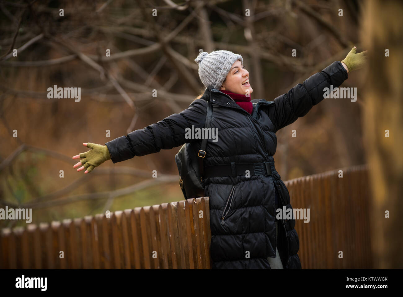 La mujer disfruta de la naturaleza y el invierno, fotografías en exteriores en estacionamiento Foto de stock