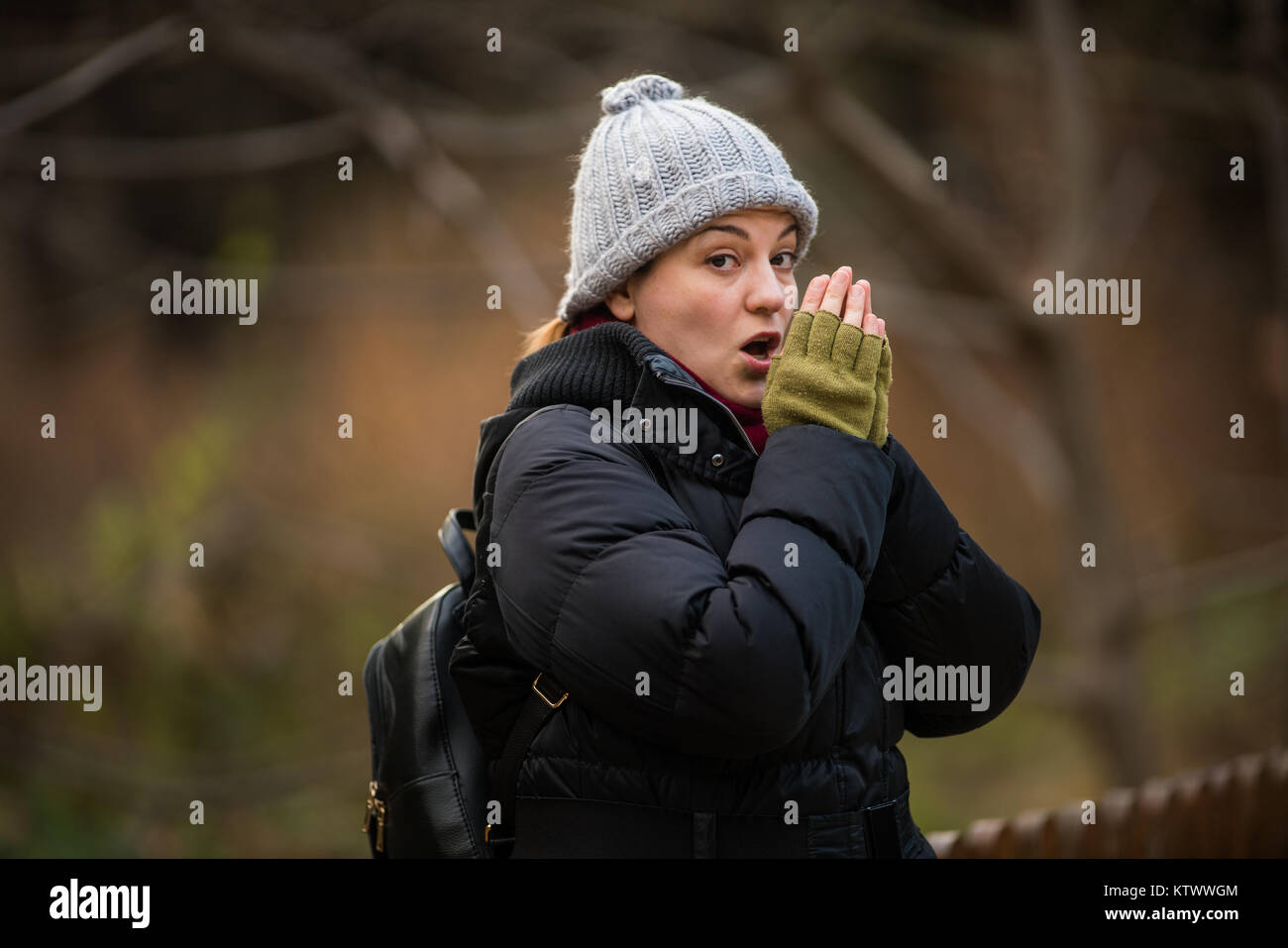 Frío, Mujer fotografías en exteriores en el parque de invierno Foto de stock