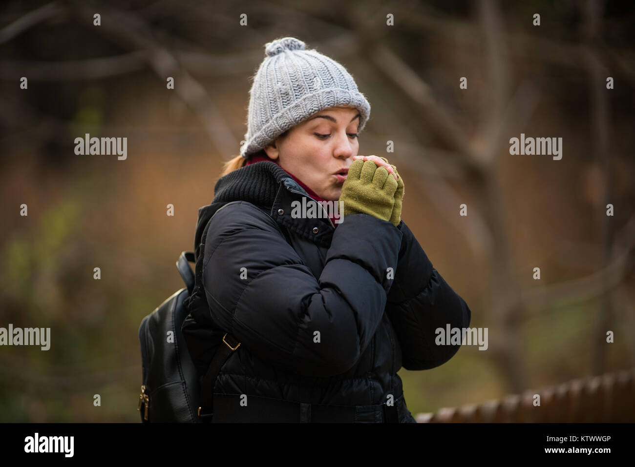 Frío, Mujer fotografías en exteriores en el parque de invierno Foto de stock
