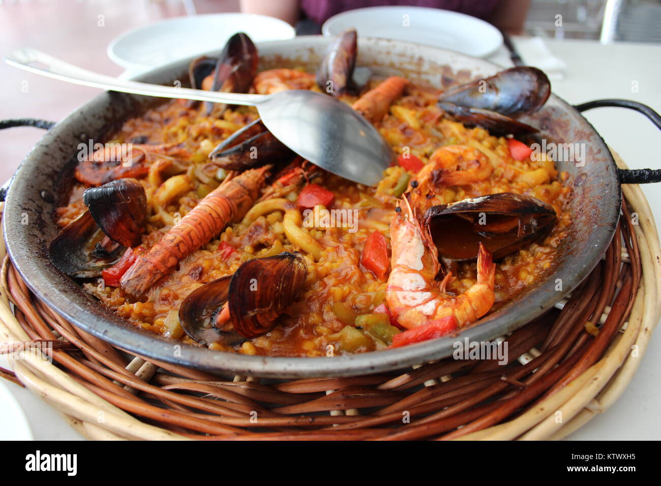 Cena para dos: paella de mariscos en Barcelona Foto de stock