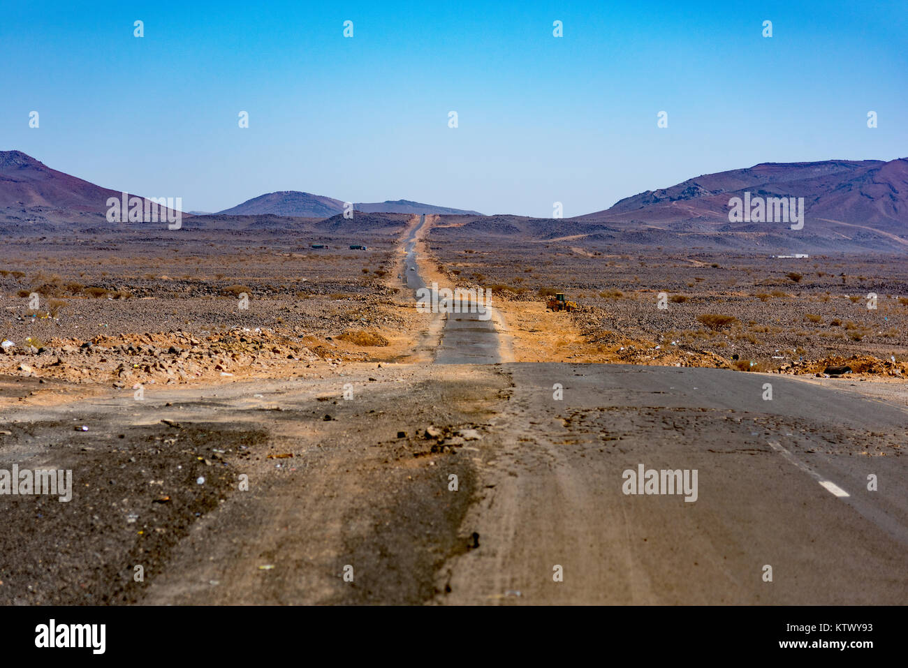 Desierto camino entre minería y Jeddah Madina, provincia de Makkah, Arabia Saudita. Foto de stock