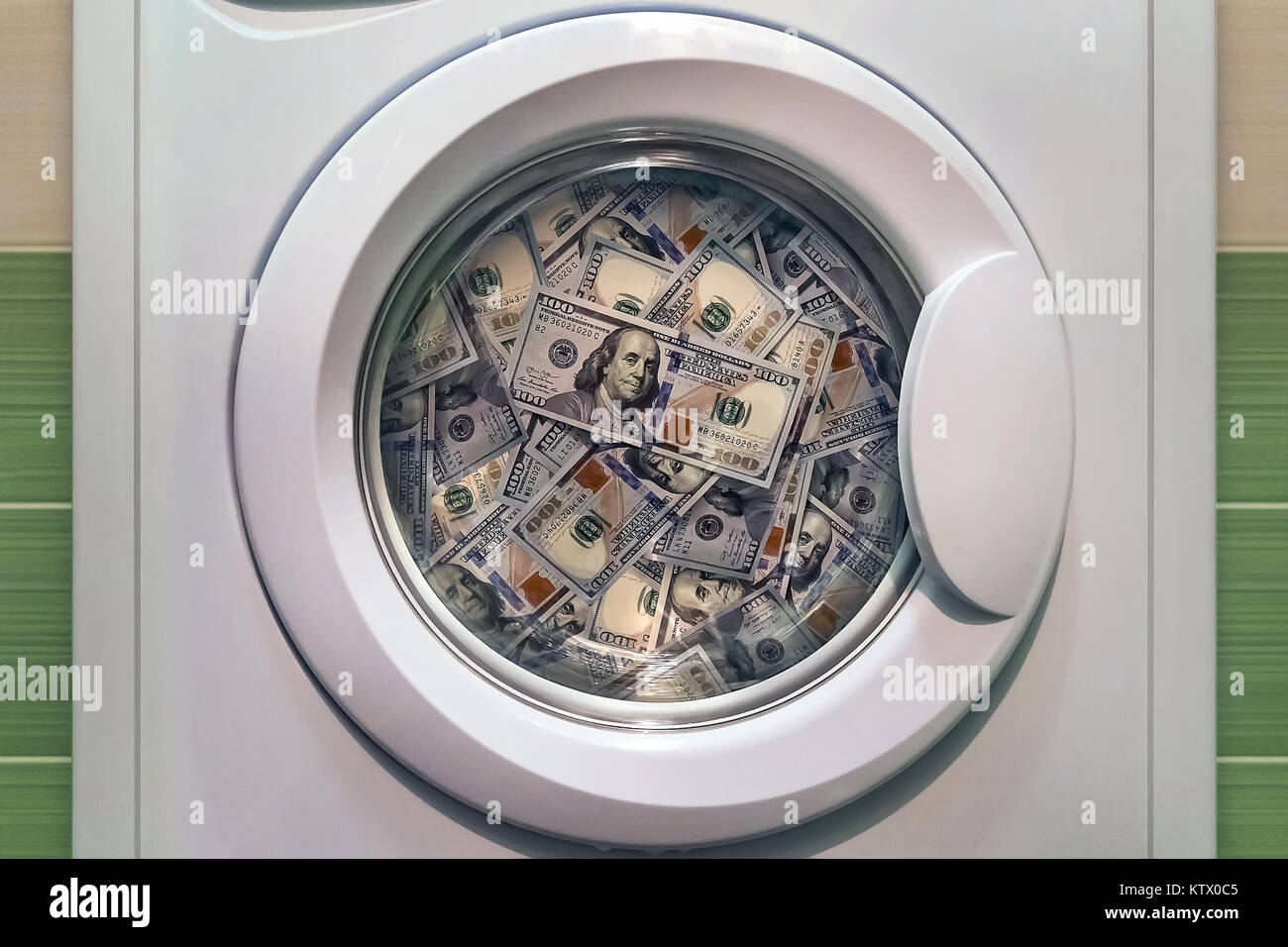 Dinero en lavadora cerca. Concepto de lavado de dinero ilegal. lavado sucio  American Banknote valor nominal cien dólares Fotografía de stock - Alamy