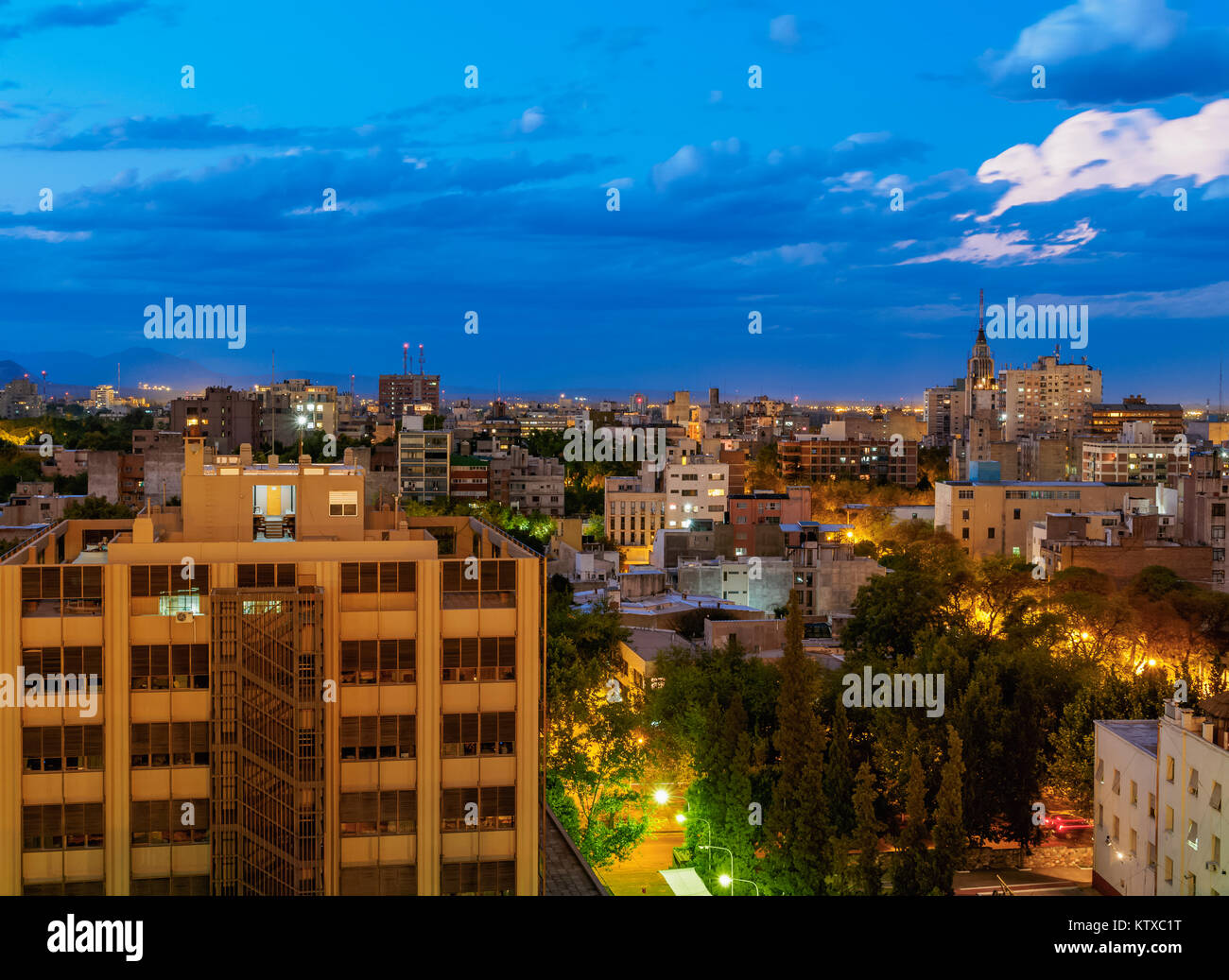 Ciudad de Mendoza, crepúsculo, Argentina, Sudamérica Foto de stock