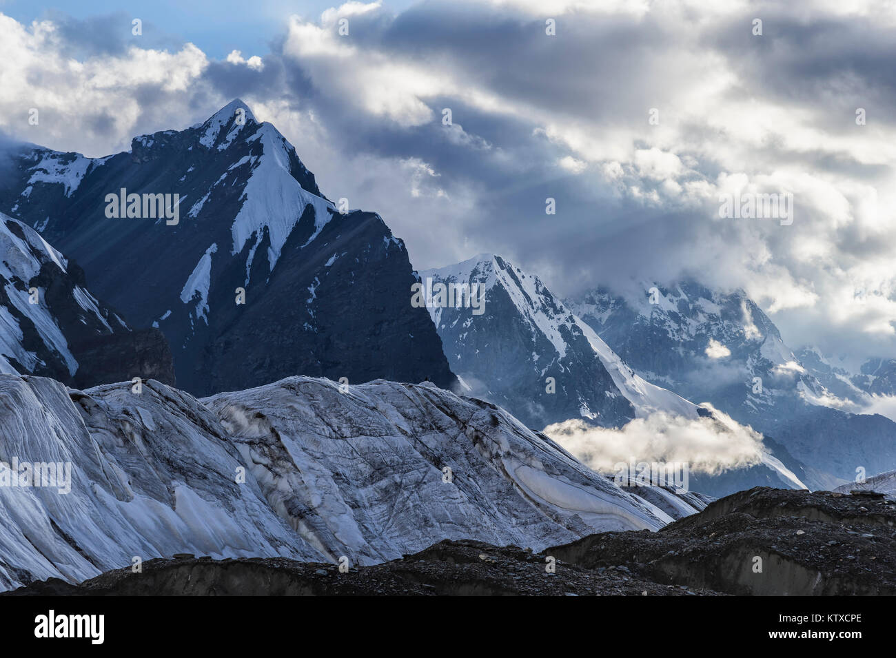 Engilchek glaciar y Khan Tengri Montaña Central, la cordillera de Tian Shan, frontera entre Kirguistán y China, Kirguistán, Asia Central, Asia Foto de stock