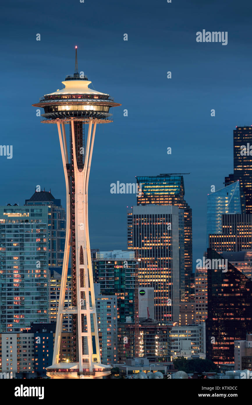 Seattle la ciudad iluminada de noche, con edificios de oficinas y la Aguja Espacial vista desde el jardín público cerca de Kerry Park, Seattle, Estado de Washington, Foto de stock